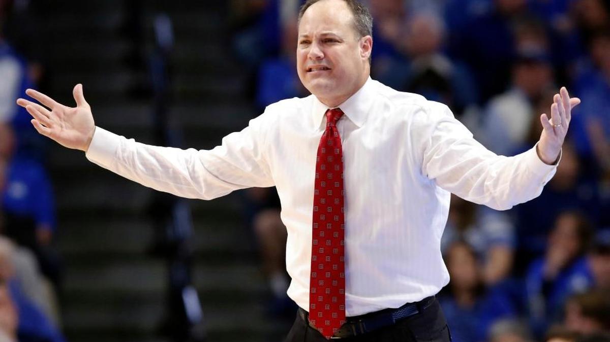Georgia head coach Mark Fox’s Bulldogs travel to South Carolina on Saturday.