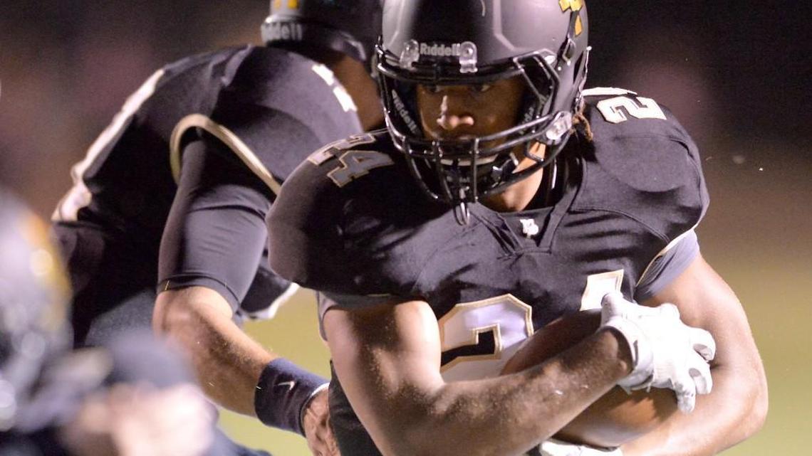 Mary Persons’ Zach Harvey take the handoff from quarterback Caleb Speir and heads for the end zone for a touchdown.