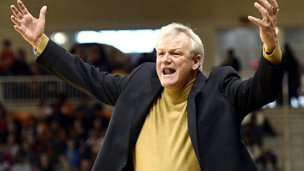 Mercer head coach Bob Hoffman’s Bears host Western Carolina on Monday.