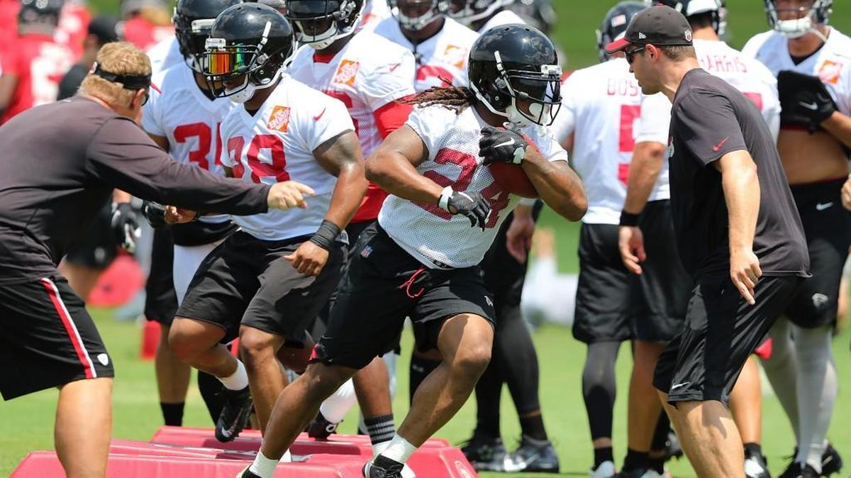 Atlanta Falcons running back Devonta Freeman leads the way through an agility drill during the team’s practice June 13.