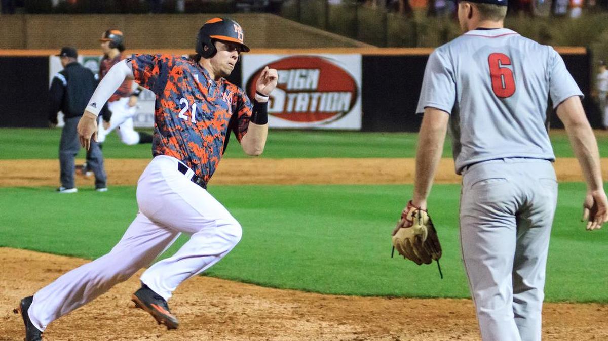 Mercer's Danny Edgeworth (21) rounds third after Matt Meeder's single and scores the winning run in the bottom of the ninth in their game with Georgia.