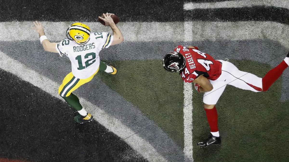 Green Bay Packers quarterback Aaron Rodgers (12) works as Atlanta Falcons outside linebacker Vic Beasley (44) defends during the NFC championship game.
