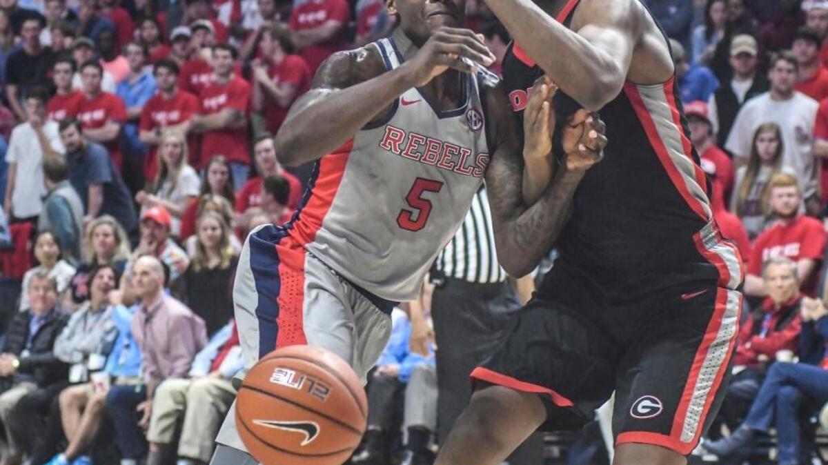 Yante Maten forces a loose ball from Marcanvis Hymon during Georgia’s win at Mississippi.