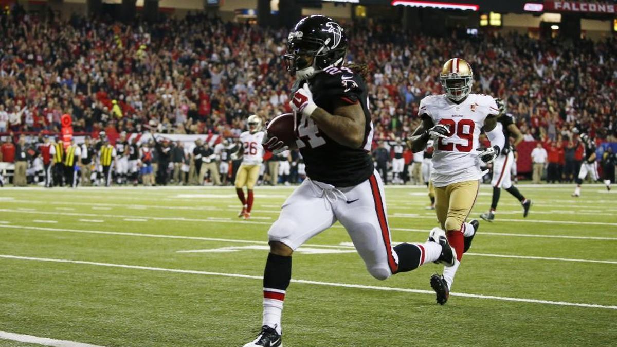 Atlanta Falcons running back Devonta Freeman (24) runs into the end zone for a touchdown as San Francisco 49ers free safety Jaquiski Tartt (29) looks on during the second half of an NFL football game, Sunday, Dec. 18, 2016.