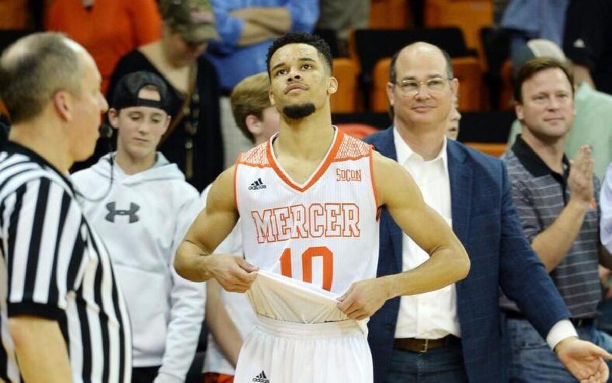 Mercer guard Ria'n Holland (10) and the Bears host Wofford on Saturday.