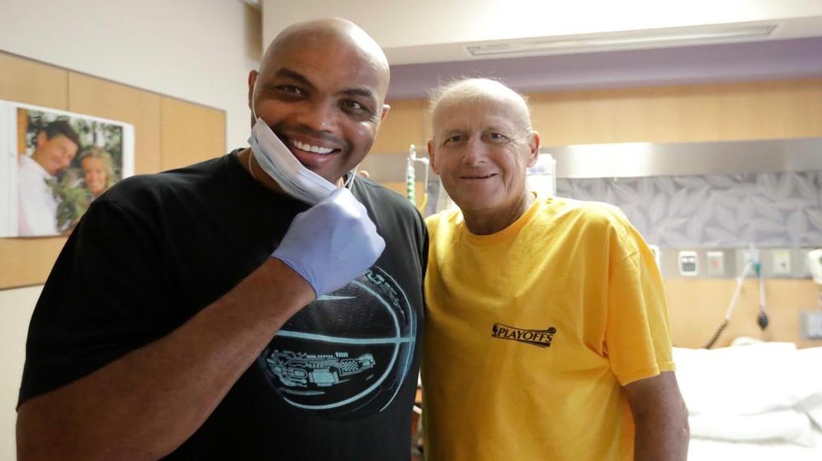 In this Aug. 31, 2016, file photo, NBA Hall of Fame member and TNT colleague Charles Barkley, left, poses with longtime NBA sideline reporter Craig Sager while visiting Sager at MD Anderson Cancer Center in Houston. Sager, famous for his flashy suits and probing questions, has died after a batter with cancer, Turner Sports announced Thursday, Dec. 15, 2016. He was 65.
